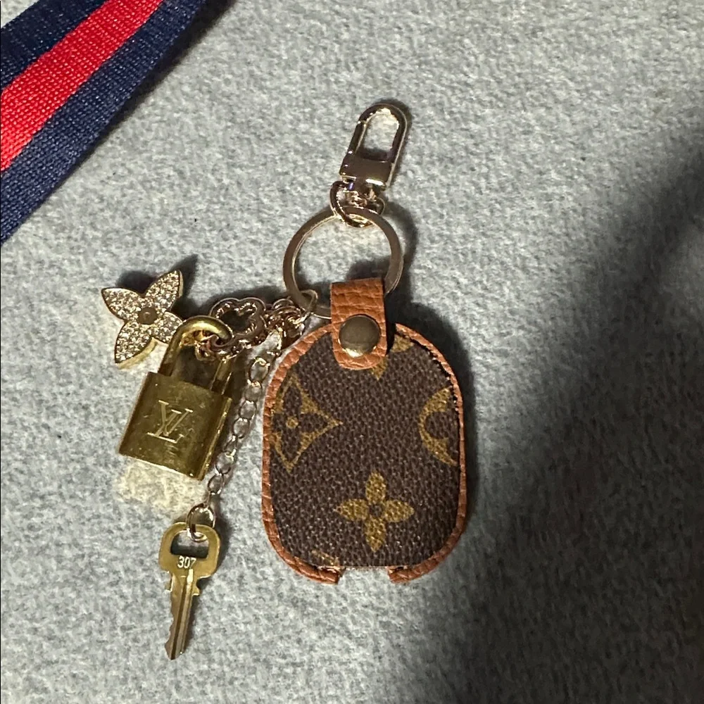 Authentic Louis Vuitton Lock and Key with Unbranded Brown & Gold Keychain - Picture 4 of 4